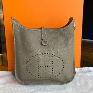 Hermès clemence leather 29 Evelyne bag. (Color: etoupe)